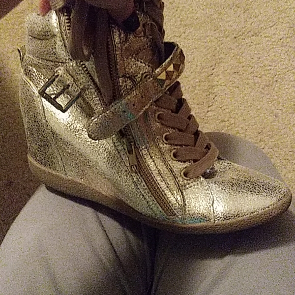 Shoes - Picture 2 of 5